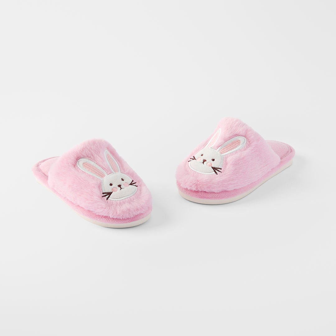 https://s3-ap-southeast-2.amazonaws.com/fusionfactory.commerceconnect.bbnt.production/pim_media/000/188/989/LF_Cotton-Tail-Kids-Slipper_Med_Cotton-Tail_26126301_SI.jpg?1738884461