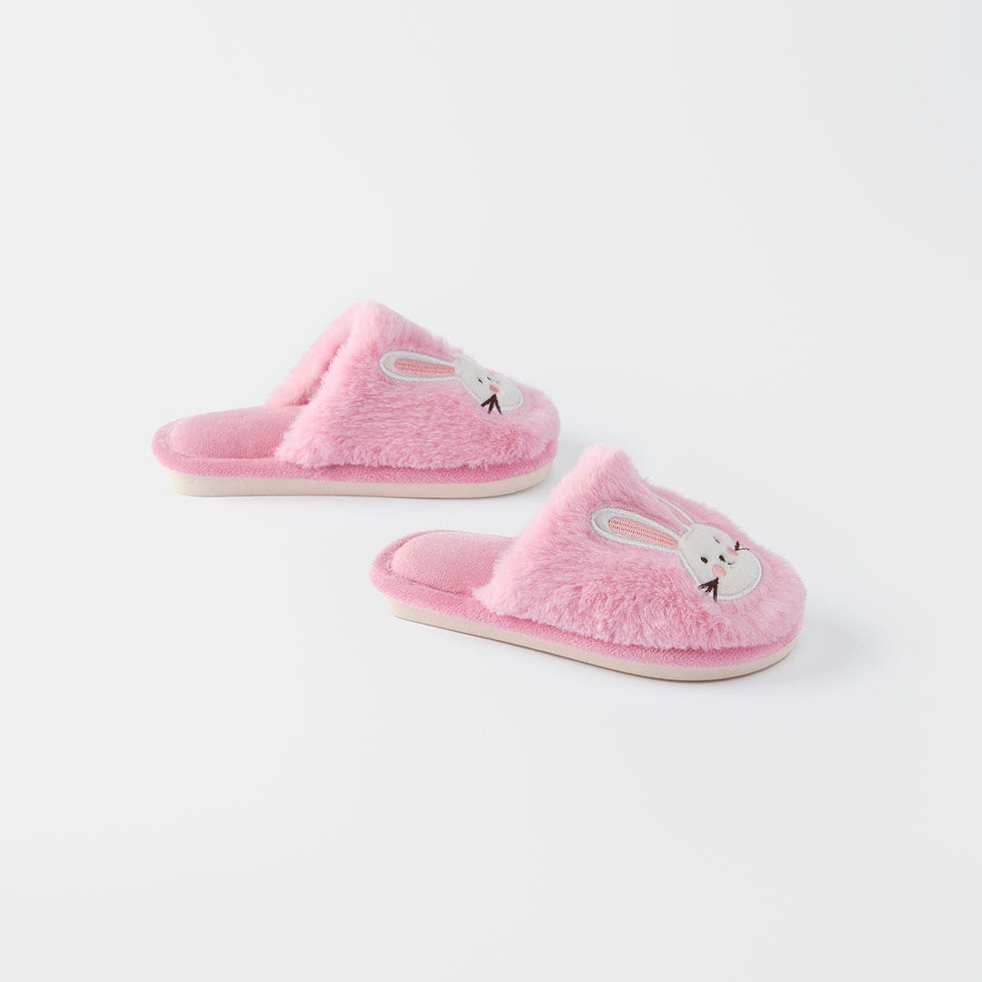 https://s3-ap-southeast-2.amazonaws.com/fusionfactory.commerceconnect.bbnt.production/pim_media/000/188/987/LF_Cotton-Tail-Kids-Slipper_Med_Cotton-Tail_26126301_V2_SI.jpg?1738884461
