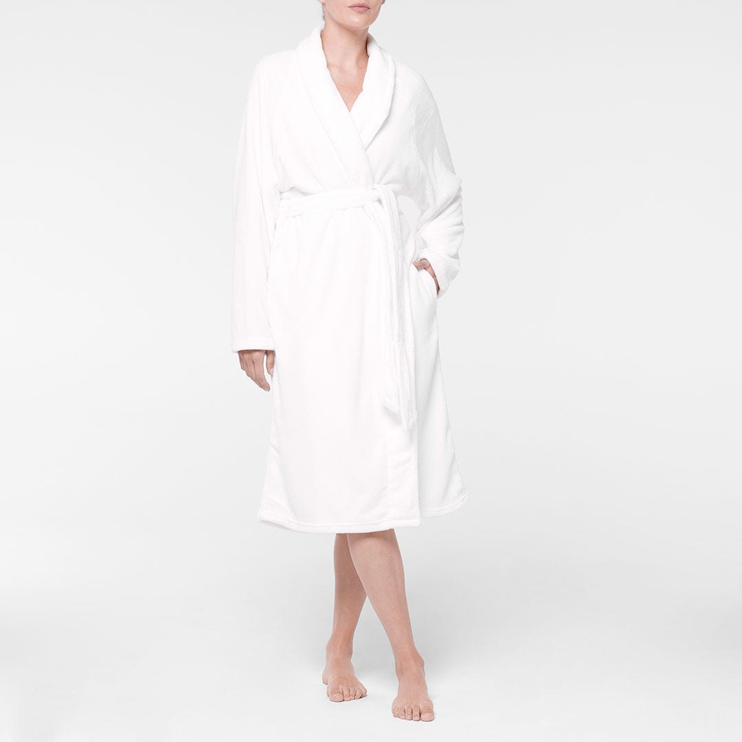 https://s3-ap-southeast-2.amazonaws.com/fusionfactory.commerceconnect.bbnt.production/pim_media/000/107/601/M_F-Plush-Bathrobe-Snow-11985015-Front-V2.jpg?1615786023