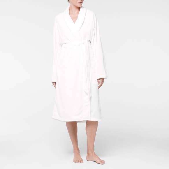 https://s3-ap-southeast-2.amazonaws.com/fusionfactory.commerceconnect.bbnt.production/pim_media/000/107/599/M_F-Plush-Bathrobe-Snow-11985015-Front.jpg?1615785949