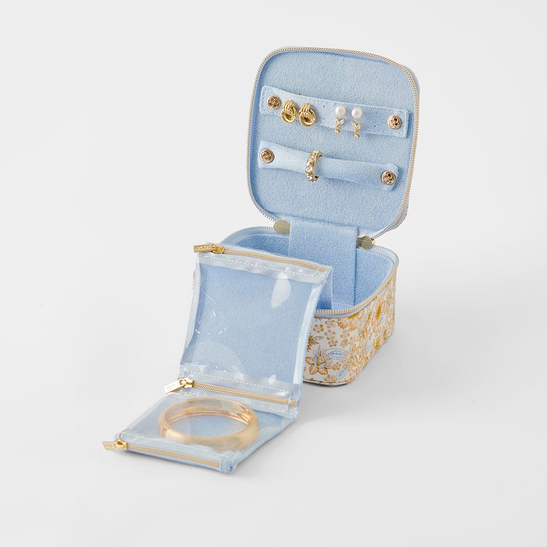 https://s3-ap-southeast-2.amazonaws.com/fusionfactory.commerceconnect.bbnt.production/pim_media/000/191/639/M_F-x-Tonic_Jewellery-Cube_Pink-Blue_22910103_V2_SI.jpg?1742942660