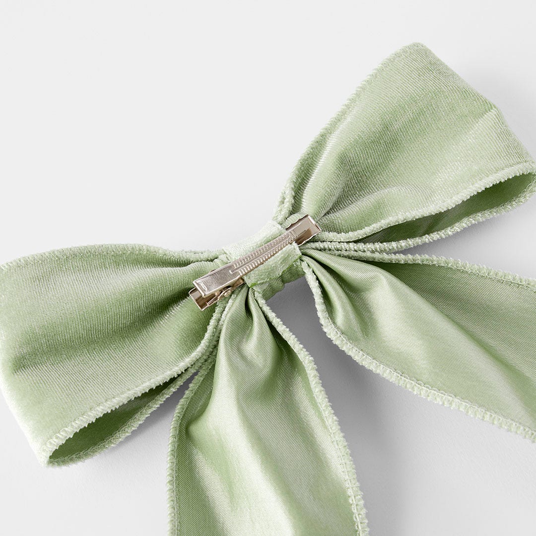 https://s3-ap-southeast-2.amazonaws.com/fusionfactory.commerceconnect.bbnt.production/pim_media/000/197/734/M_F_EN_S4-Lrg-Velvet-Bow-Clip-Sage_26401201_Detail_SI.jpg?1752636789