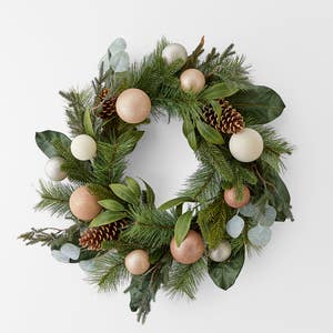 https://s3-ap-southeast-2.amazonaws.com/fusionfactory.commerceconnect.bbnt.production/pim_media/000/165/138/M_F_FT_56CM_Pine-Needle-Wreath-Bauble-Pinecone_23304601d_SI.jpg?1719789312
