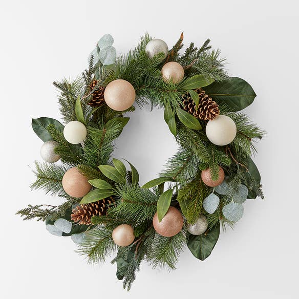 https://s3-ap-southeast-2.amazonaws.com/fusionfactory.commerceconnect.bbnt.production/pim_media/000/165/138/M_F_FT_56CM_Pine-Needle-Wreath-Bauble-Pinecone_23304601d_SI.jpg?1719789312
