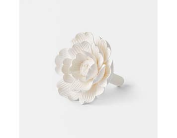 https://s3-ap-southeast-2.amazonaws.com/fusionfactory.commerceconnect.bbnt.production/pim_media/000/183/318/M_F_Flower-Ceramic-Decoration_White_26162401_SI.jpg?1734657473