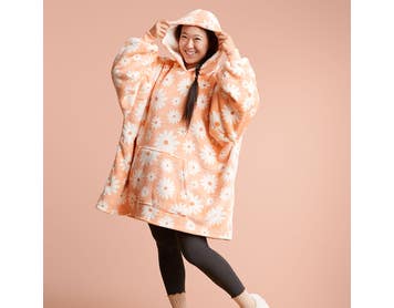 https://s3-ap-southeast-2.amazonaws.com/fusionfactory.commerceconnect.bbnt.production/pim_media/000/160/876/M_F_LS_W24_Flannelette_Campaign_Marguerite_Hooded_Sherpa_Talent-1_SI.jpg?1708650330