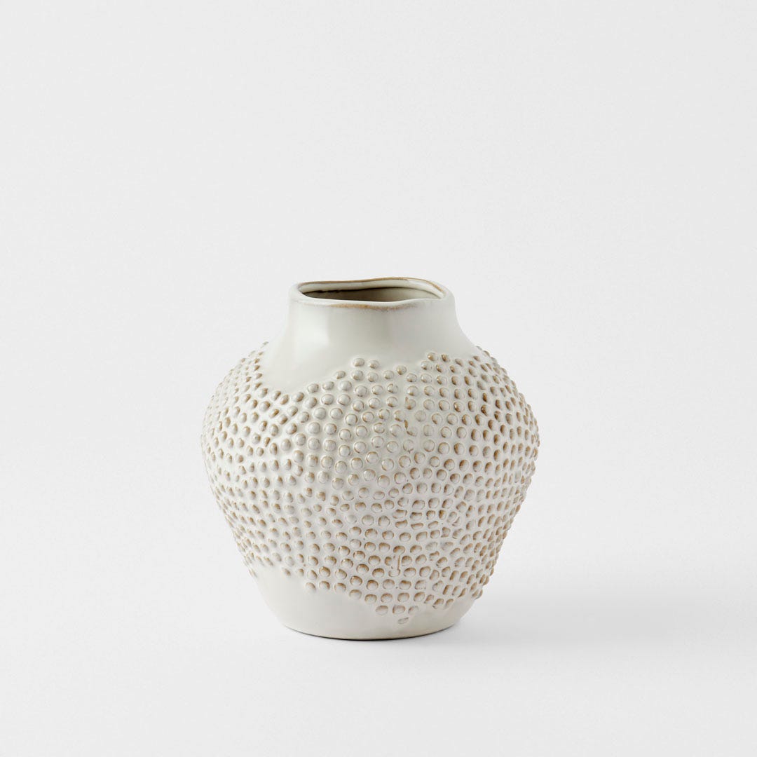 https://s3-ap-southeast-2.amazonaws.com/fusionfactory.commerceconnect.bbnt.production/pim_media/000/159/114/M_F_Liselle-Ceramic-Vase-Sml_White_23201401_SI.jpg?1705877078