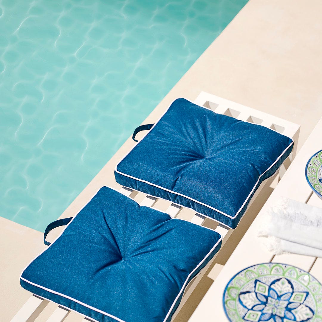 https://s3-ap-southeast-2.amazonaws.com/fusionfactory.commerceconnect.bbnt.production/pim_media/000/173/088/M_F_S24-25_Summer_LS_Sorrento_Chair_Pads_Outdoor_Panama_Ink_White_SI.jpg?1729134884