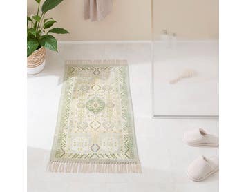https://s3-ap-southeast-2.amazonaws.com/fusionfactory.commerceconnect.bbnt.production/pim_media/000/174/403/M_F_S24-25_Summer_LS_Studio_Bathmats-Andes_BM_Green_Olive_SI.jpg?1730096672