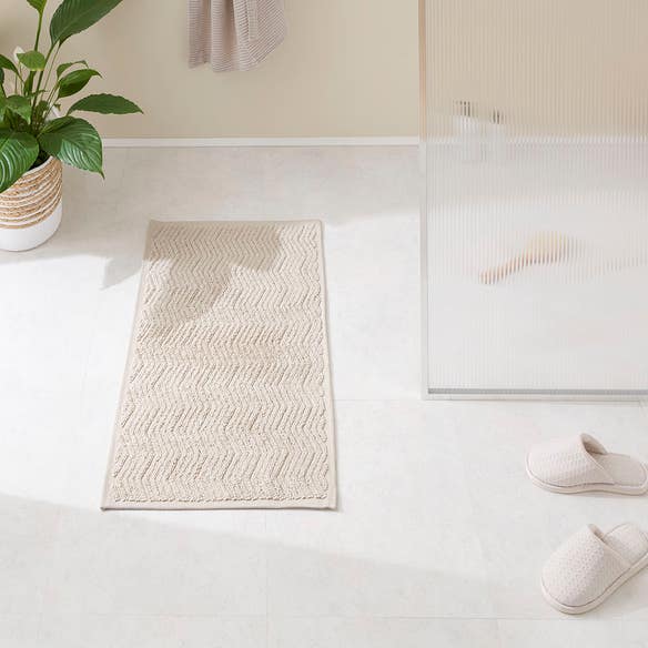 https://s3-ap-southeast-2.amazonaws.com/fusionfactory.commerceconnect.bbnt.production/pim_media/000/174/531/M_F_S24-25_Summer_LS_Studio_Bathmats-Chevron_BM_Natural_SI.jpg?1730152595
