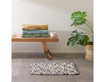 https://s3-ap-southeast-2.amazonaws.com/fusionfactory.commerceconnect.bbnt.production/pim_media/000/174/436/M_F_S24-25_Summer_LS_Studio_Bathmats-Cirrus_Charcoal_Ivory_SI.jpg?1730098383