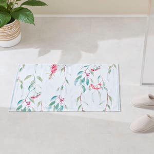 https://s3-ap-southeast-2.amazonaws.com/fusionfactory.commerceconnect.bbnt.production/pim_media/000/174/609/M_F_S24-25_Summer_LS_Studio_Bathmats-Veour_BM_Bushland_SI_-_Copy.jpg?1730161537