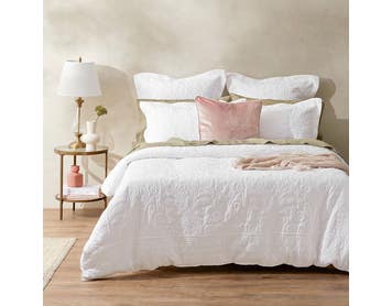 https://s3-ap-southeast-2.amazonaws.com/fusionfactory.commerceconnect.bbnt.production/pim_media/000/149/871/M_F_S24_Bedlinen_BOP_Rosato_QQC_SI.jpg?1685508324