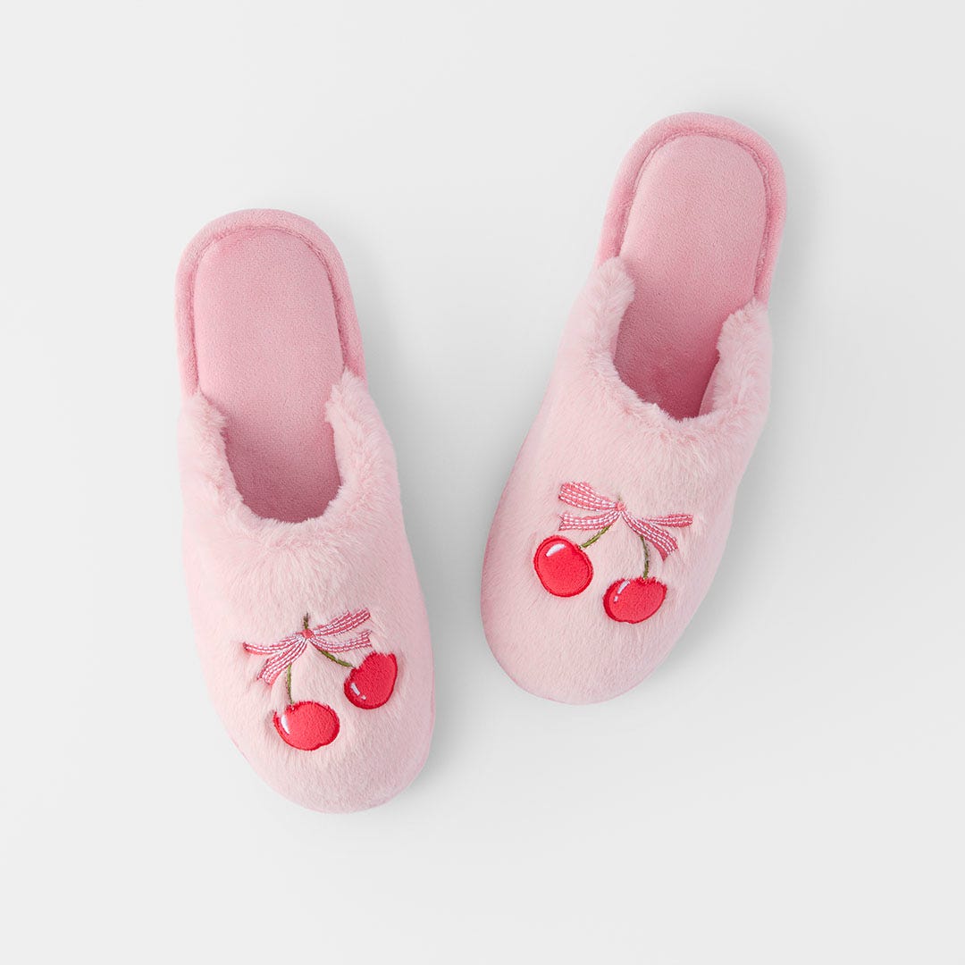 https://s3-ap-southeast-2.amazonaws.com/fusionfactory.commerceconnect.bbnt.production/pim_media/000/200/751/M_F_S25-26_Cherry-Bow-Slippers-S-M_Cherry-Bow_26556401_SI.jpg?1757474331