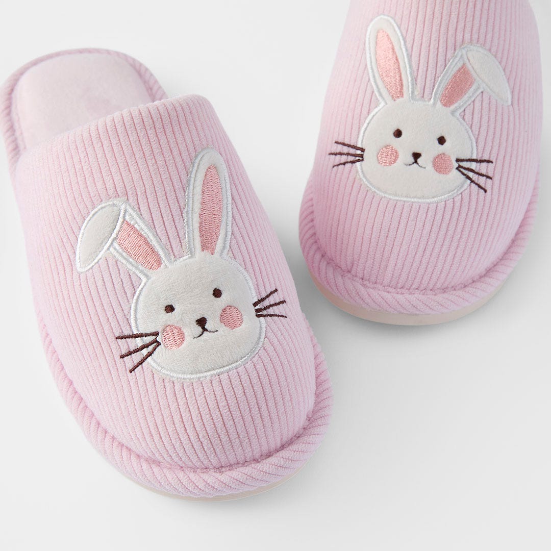 https://s3-ap-southeast-2.amazonaws.com/fusionfactory.commerceconnect.bbnt.production/pim_media/000/200/765/M_F_S25-26_Cotton-Tail-Slippers-S-M_Cotton-Tail_26556201_Detail_SI.jpg?1757475035