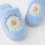 https://s3-ap-southeast-2.amazonaws.com/fusionfactory.commerceconnect.bbnt.production/pim_media/000/200/743/M_F_S25-26_Daisy-Slippers-S-M_Daisy_26556801_Detail_SI.jpg?1757473694