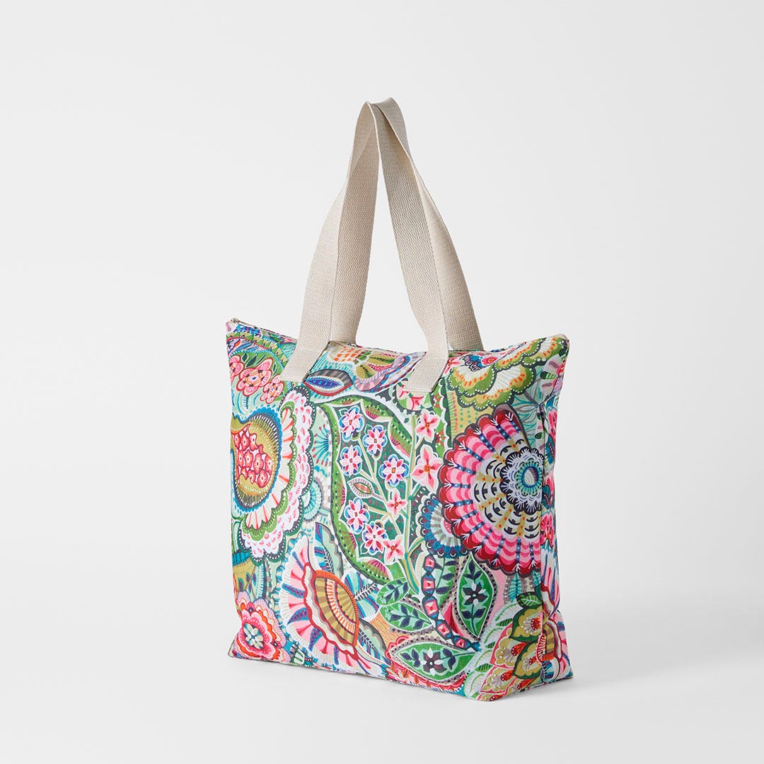 https://s3-ap-southeast-2.amazonaws.com/fusionfactory.commerceconnect.bbnt.production/pim_media/000/197/377/M_F_S25-26_Komodo-Tote-Bag_Multi_23411001_V2_SI.jpg?1752217077
