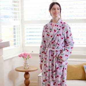 https://s3-ap-southeast-2.amazonaws.com/fusionfactory.commerceconnect.bbnt.production/pim_media/000/192/400/M_F_W25_LS_Studio_Winter_Essentials_Novelty-SHOT-19_Robe_Sweet-Cherry-4797_SI.jpg?1743482814