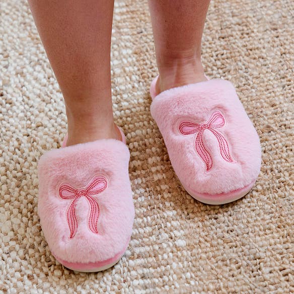 https://s3-ap-southeast-2.amazonaws.com/fusionfactory.commerceconnect.bbnt.production/pim_media/000/202/215/M_F_S25-26_Summer-PJs_LS_Bow_Novelty_Slippers_SI.jpg?1759456983