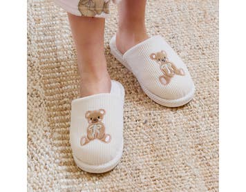 https://s3-ap-southeast-2.amazonaws.com/fusionfactory.commerceconnect.bbnt.production/pim_media/000/202/220/M_F_S25-26_Summer-PJs_LS_Cuddly_Bear_Novelty_Slippers_SI.jpg?1759457131