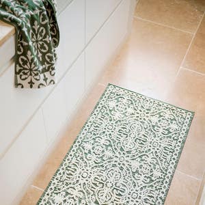 https://s3-ap-southeast-2.amazonaws.com/fusionfactory.commerceconnect.bbnt.production/pim_media/000/172/255/M_F_Summer_S24-25_LS_Bathroom_Alva_Range_Bathmat_1_SI.jpg?1728532314