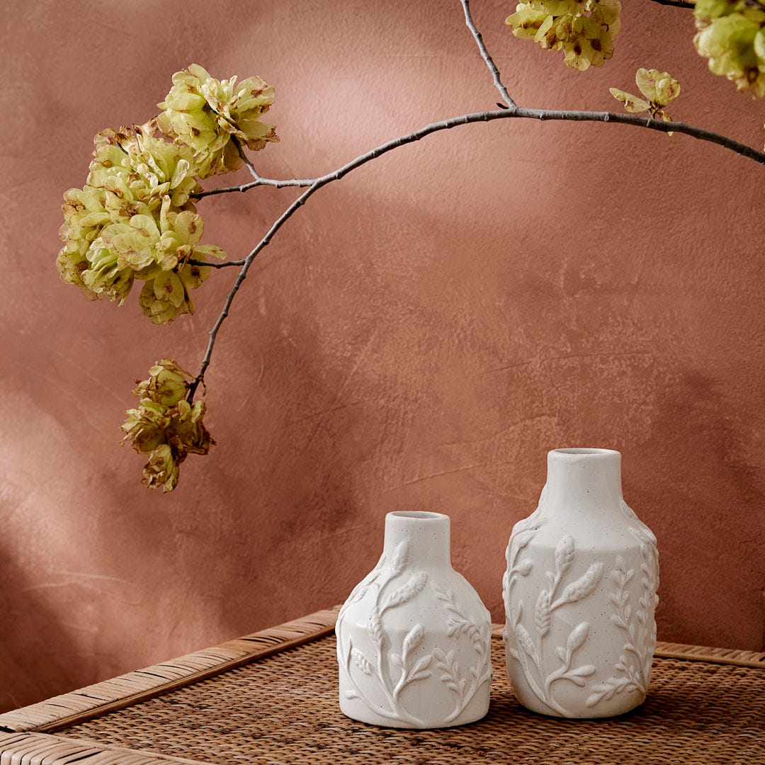 https://s3-ap-southeast-2.amazonaws.com/fusionfactory.commerceconnect.bbnt.production/pim_media/000/170/629/M_F_Summer_S24-25_LS_Studio_DecoratorLucia_Embossed_Ceramic_Vases_White-Med-Sml_SI.jpg?1727149650