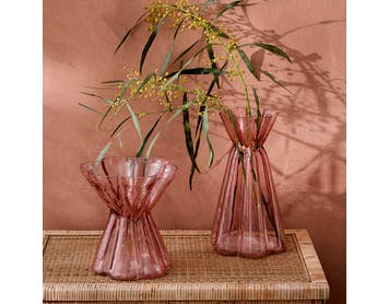 https://s3-ap-southeast-2.amazonaws.com/fusionfactory.commerceconnect.bbnt.production/pim_media/000/172/287/M_F_Summer_S24-25_LS_Studio_Decorator_Remy_Fluted_Glass_Vase-Cinnamon_Lrg-Squat_SI.jpg?1728533683