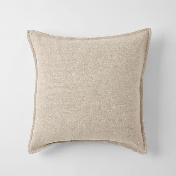 https://s3-ap-southeast-2.amazonaws.com/fusionfactory.commerceconnect.bbnt.production/pim_media/000/143/893/M_F_W22_Sorano-Linen-Blend-Cushion-Natural-21912602.jpg?1673228000