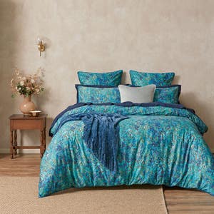 https://s3-ap-southeast-2.amazonaws.com/fusionfactory.commerceconnect.bbnt.production/pim_media/000/161/227/M_F_W24_Bedlinen_BOP_Donato_QQC_SI.jpg?1709162588