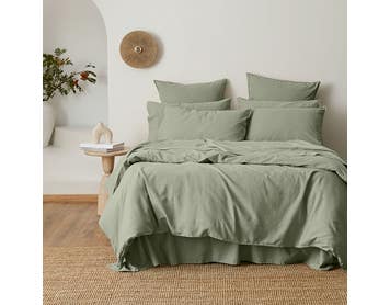 https://s3-ap-southeast-2.amazonaws.com/fusionfactory.commerceconnect.bbnt.production/pim_media/000/157/904/M_F_W24_Bedlinen_BOP_Olsen_Green_QQC_SI.jpg?1704234394