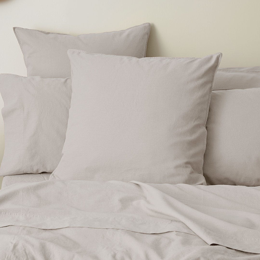 https://s3-ap-southeast-2.amazonaws.com/fusionfactory.commerceconnect.bbnt.production/pim_media/000/158/025/M_F_W24_Bedlinen_BOP_Olsen_Platinum_QQC_Euro_SI.jpg?1704245622