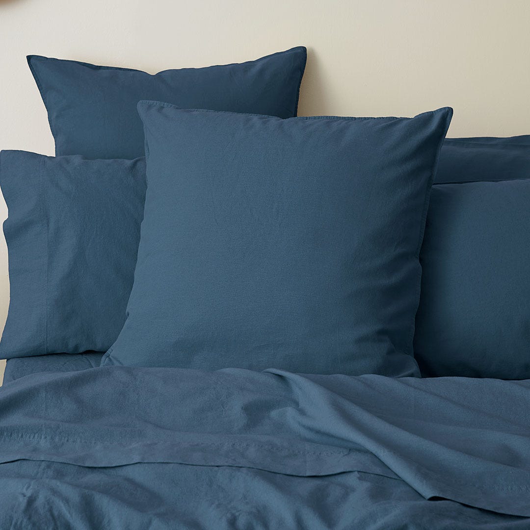 https://s3-ap-southeast-2.amazonaws.com/fusionfactory.commerceconnect.bbnt.production/pim_media/000/157/955/M_F_W24_Bedlinen_BOP_Olsen_Slate-Blue_QQC_Euro_SI.jpg?1704241108