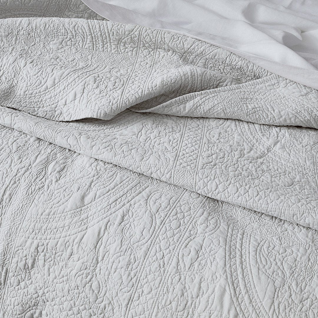 https://s3-ap-southeast-2.amazonaws.com/fusionfactory.commerceconnect.bbnt.production/pim_media/000/157/140/M_F_W24_Bedspread_Artemida_BOP-White_Detail-1_SI.jpg?1702356646