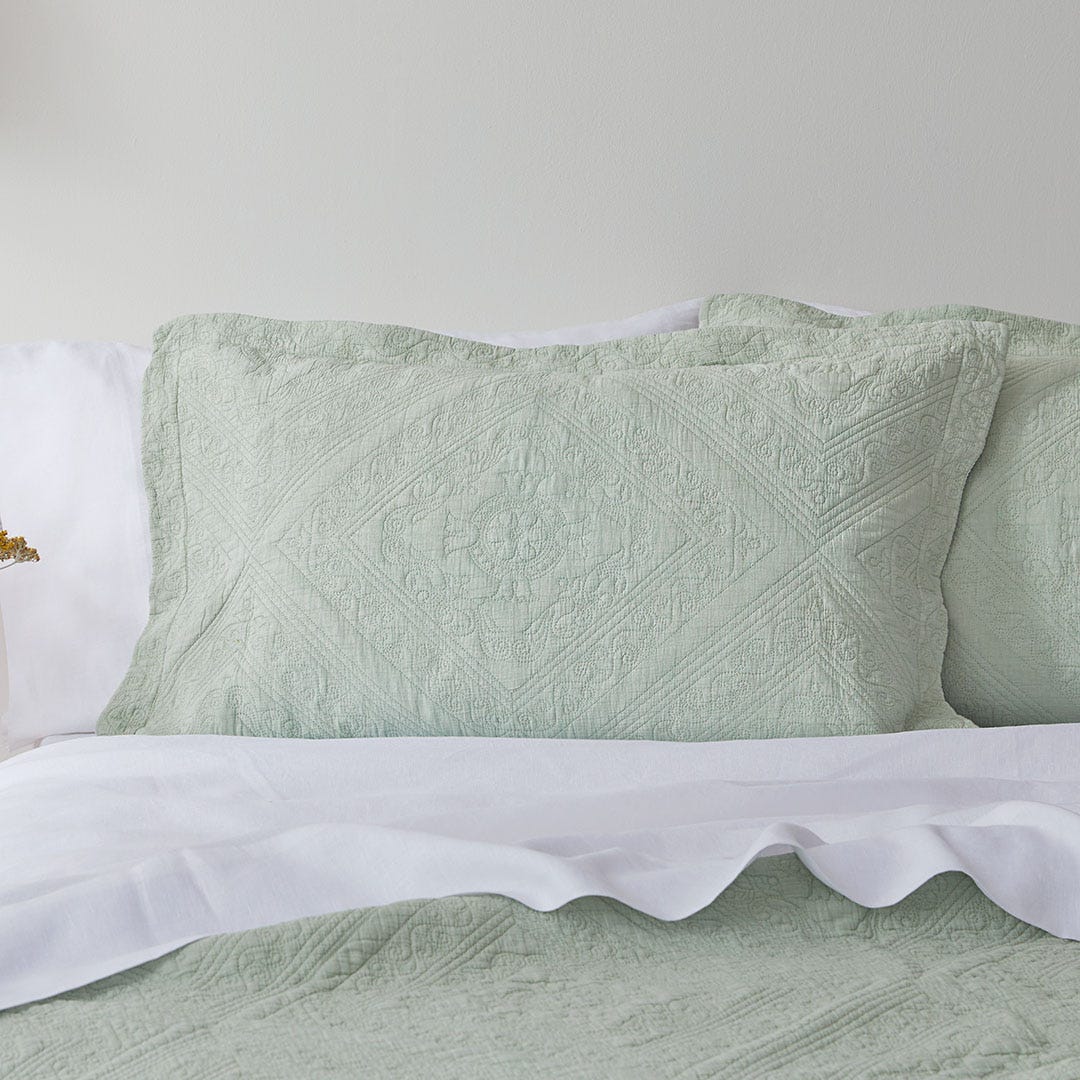 https://s3-ap-southeast-2.amazonaws.com/fusionfactory.commerceconnect.bbnt.production/pim_media/000/157/033/M_F_W24_Bedspread_Asher-Coverlet_BOP_Sage-Green_Pillow_SI.jpg?1702270560