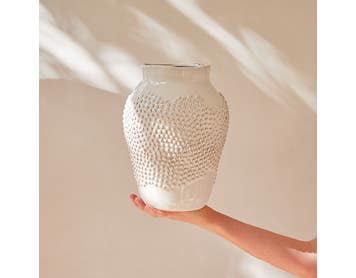 https://s3-ap-southeast-2.amazonaws.com/fusionfactory.commerceconnect.bbnt.production/pim_media/000/163/203/M_F_W24_LS_Decorator_Liselle_Ceramic_Vase_White_SI.jpg?1714450198