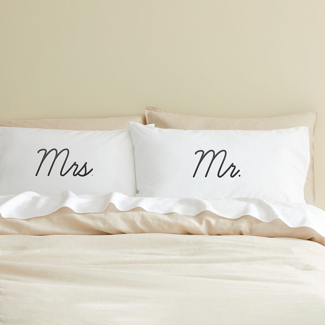 https://s3-ap-southeast-2.amazonaws.com/fusionfactory.commerceconnect.bbnt.production/pim_media/000/161/158/M_F_W24_Novelty_Pillow_Cases_BOP_Mr-Mrs._SI.jpg?1709160178
