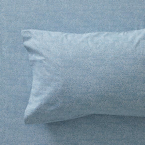 https://s3-ap-southeast-2.amazonaws.com/fusionfactory.commerceconnect.bbnt.production/pim_media/000/161/408/M_F_W24_Sheet-Sets_Flannelette_Ikura-Smoke-Blue_SS-Detail_SI.jpg?1709261719