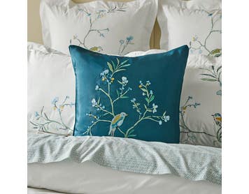 https://s3-ap-southeast-2.amazonaws.com/fusionfactory.commerceconnect.bbnt.production/pim_media/000/185/747/M_F_W25_Bedlinen_BOP_Springfield_QQC_Springfield_Cushion_SI.jpg?1735535439
