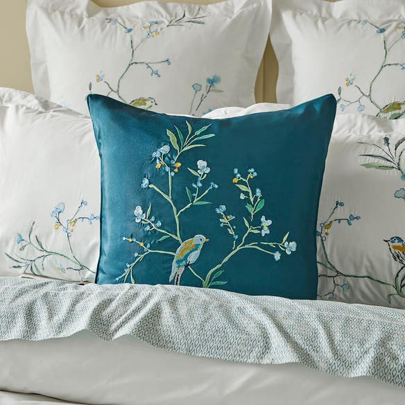 https://s3-ap-southeast-2.amazonaws.com/fusionfactory.commerceconnect.bbnt.production/pim_media/000/185/747/M_F_W25_Bedlinen_BOP_Springfield_QQC_Springfield_Cushion_SI.jpg?1735535439
