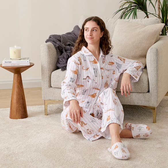 https://s3-ap-southeast-2.amazonaws.com/fusionfactory.commerceconnect.bbnt.production/pim_media/000/190/116/M_F_W25_Studio_LS_Flannelette_Shot_52_Detail_Shot_Mittens_PJs_62_SI.jpg?1740635343