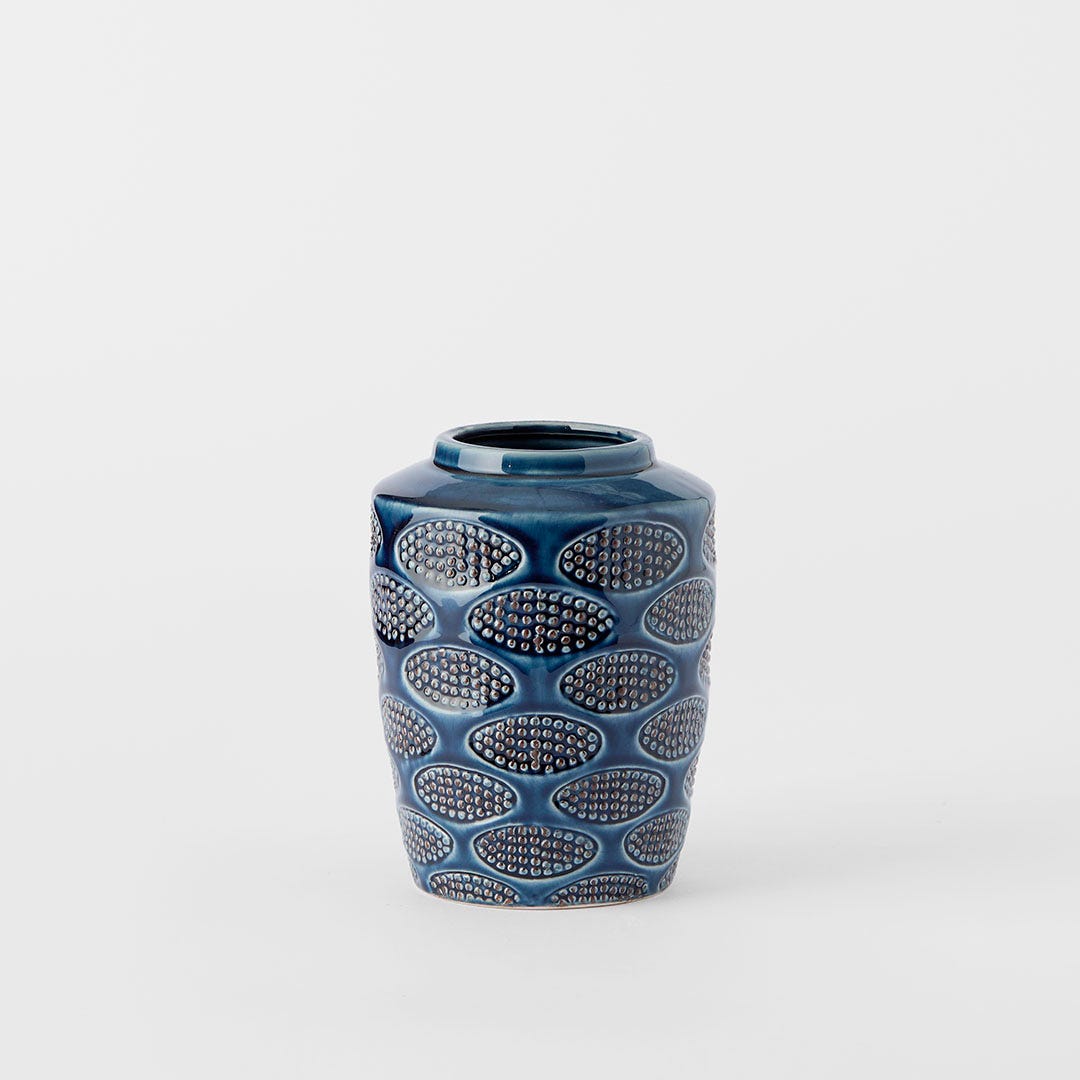 https://s3-ap-southeast-2.amazonaws.com/fusionfactory.commerceconnect.bbnt.production/pim_media/000/185/539/M_F_Zinnia-Ceramic-Vase-Sml_Blue_26122301_SI.jpg?1735526303